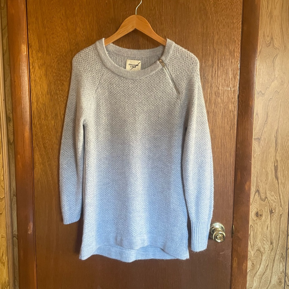 Abercrombie Sweater with Cute Zipper Detail… Super Soft!